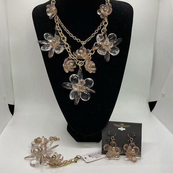 NWT Traci Lynn Pale Champagne/Pink and Gold Floral Necklace Set - Picture 1 of 6